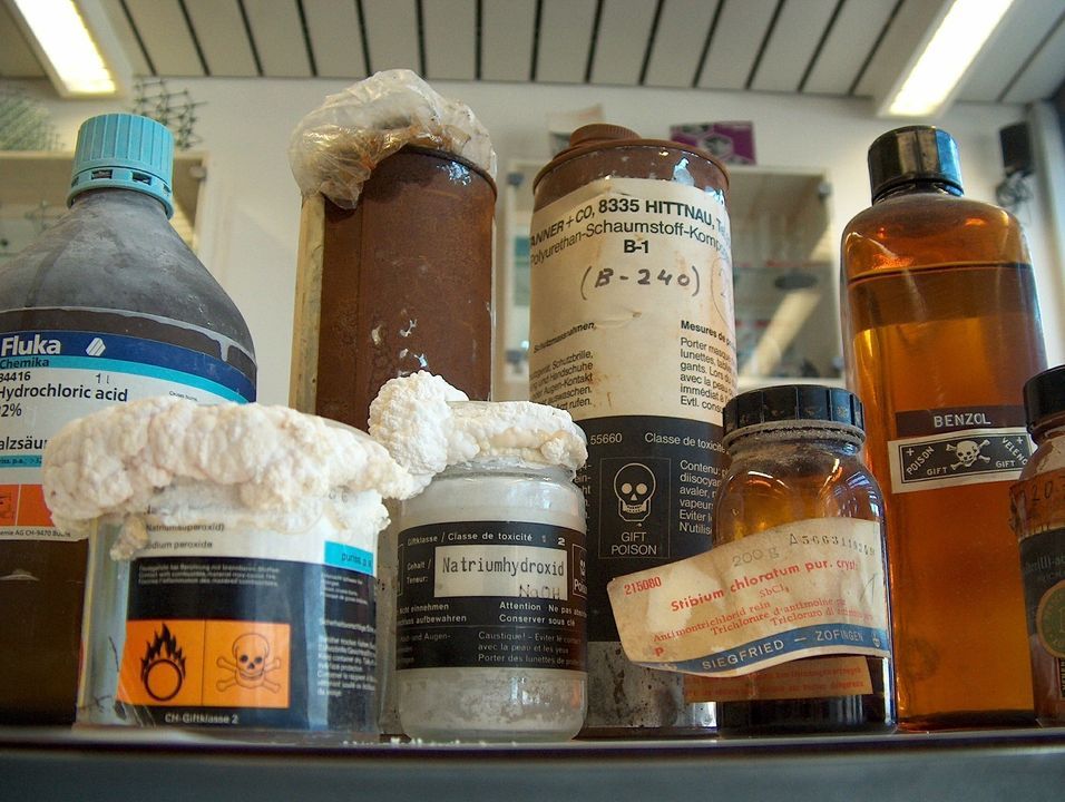 Die Handhabung und Entsorgung von Chemikalien im Haushalt soll stets bedacht und sicher erfolgen. Die Chemiewehr Emmen dankt, denn dadurch lässt sich ein unerwünschter Hausbesuch vermeiden. 🧪🚒